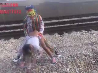 Clown eikels vriendin op trein tracks