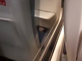 Δημόσιο μέλος φλας σε ο τρένο ξένος μωρό jerked μου | xhamster