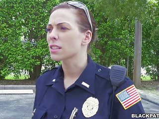 Žena cops vytáhnout přes černý suspect a sát jeho člen