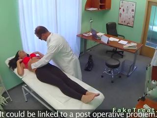 Inviting tätoveeritud patsient keppimine tema intern sisse võltsitud haigla