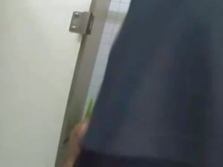 2 noirs tâtonner et molest adolescent sur une toilettes