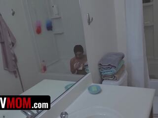 Podglądanie krok syn uwielbia oglądanie duży titted krok mama kat dior masturbacja w the łazienka - pervmom