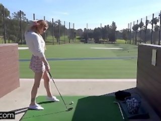 Nadya nabakova puts son chatte sur display à la golf cours