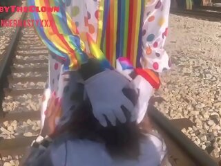 Klaun takmer dostane hit podľa vlak zatiaľ čo získavanie hlava