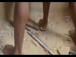 Africain nigerian ghetto youngsters gangbang une vierge / partie moi