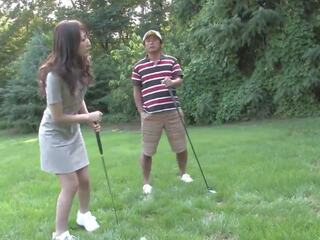 Dychtivý bruneta miluje satie ťažký šachta na the golf. | xhamster