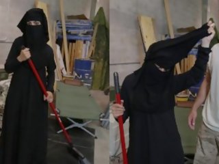 סיור של שלל - מוסלמי אישה sweeping ריצפה מקבל noticed על ידי חֶמדָנִי אמריקאית soldier