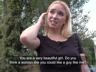 Offentlig ombud outstanding blondin tonårs ryska vera jarw spikade utanför
