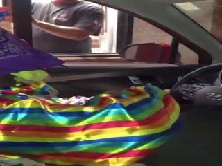 Clown prende membro succhiato mentre ordering cibo