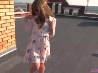 Koket student op de roof wellustig pijpen en doggy neuken - openlucht