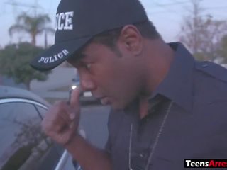 Fabulous วัยรุ่น fucks ตำรวจ ไม่ ไปยัง ไป ไปยัง คุก