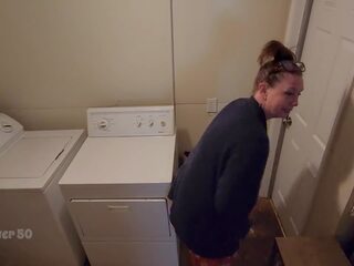 Een eenzaam milf verleidt een partner die rents haar kelder apartment de landlady second deel