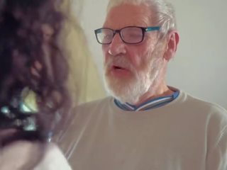 Sjarmerende tenåring knullet av stor medlem bestefar cums i henne munn med cumplay