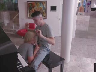 Gedraaid op stiefzoon krijgt mam naar neuken hem gedurende zijn piano praktijk vies video- films