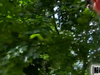 Mofos - cereja beijo leva um grande carga em o bosques
