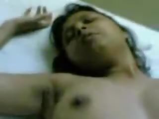 Intialainen teini-ikäinen pikkuleipä helvetin kanssa hänen setä sisään hotellin huone