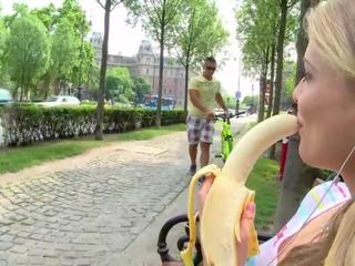 Туристически мацка получава избран нагоре и прецака дълбоко immediately afterwards храня се а банан