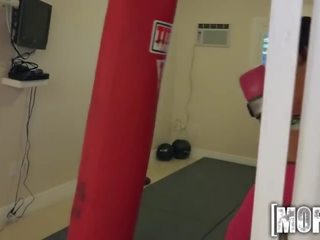 Mofos - inviting bokss mazulīte uz leggins