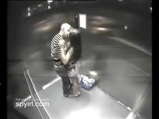 Paar võttes seks film edasi hotell elevator saama tabatud edasi peidetud kaamera