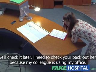 Fakehospital רופאים בָּשָׂר זריקה eases מפותל patients בחזרה כאב