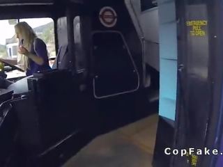 Forfalskning politi anal fucks blond i den buss i offentlig