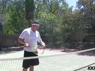 Тийнейджъри смуча техен тенис учител