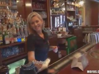 Bartender sucks johnson už counter