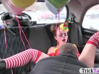 Tyttö sisään pelle naamiaispaidat perseestä mukaan the kuljettaja varten vapaa fare