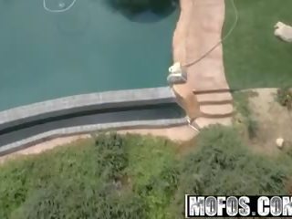 Mofos - drone caçador - alison tyler - à beira da piscina foda