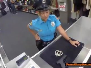 Polisiýa officer pawns her ýarag & is fucked