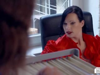 Bums buero - dai capelli neri tedesco segretaria wears rosso rossetto durante ufficio adulti film
